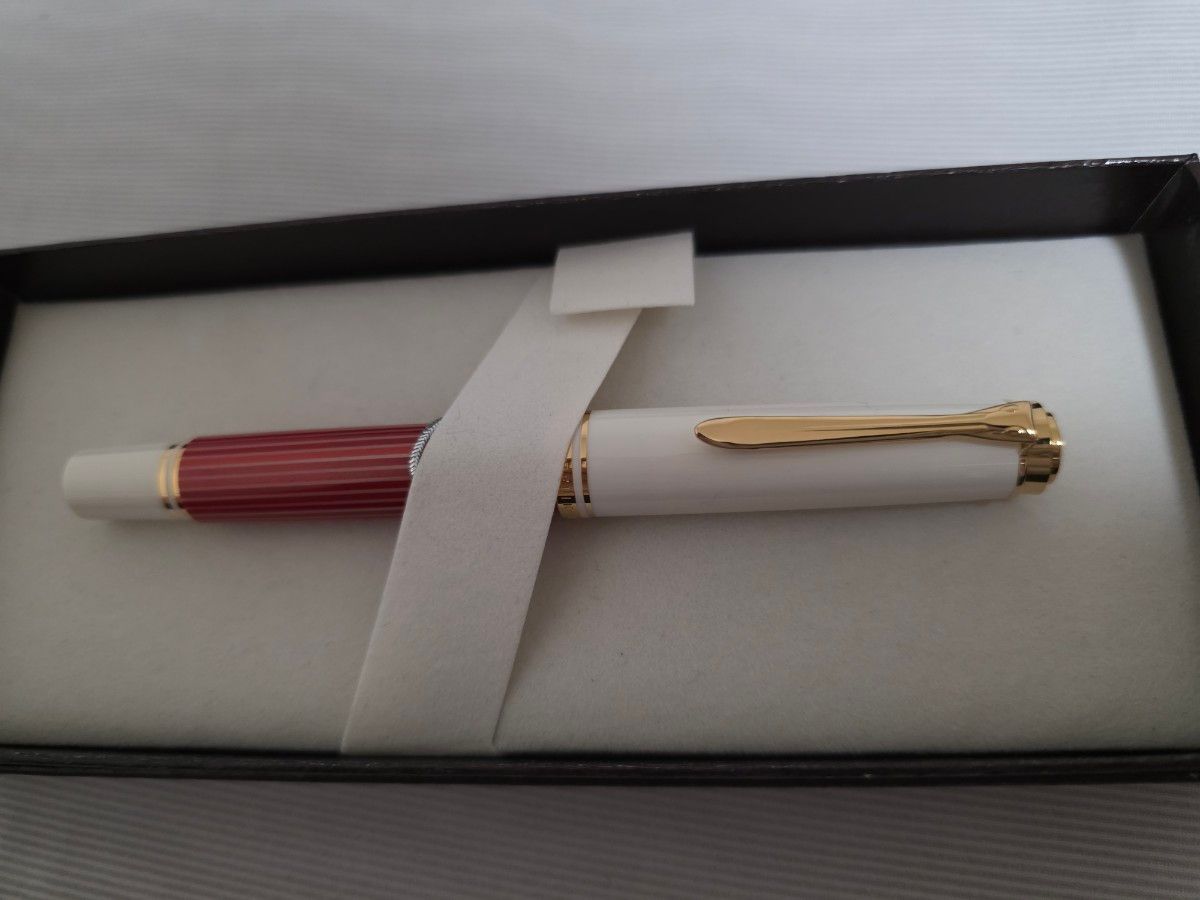 Pelikan ペリカン 特別生産品 M600 レッドホワイト 万年筆 ペン先F二手;物流保障;未使用