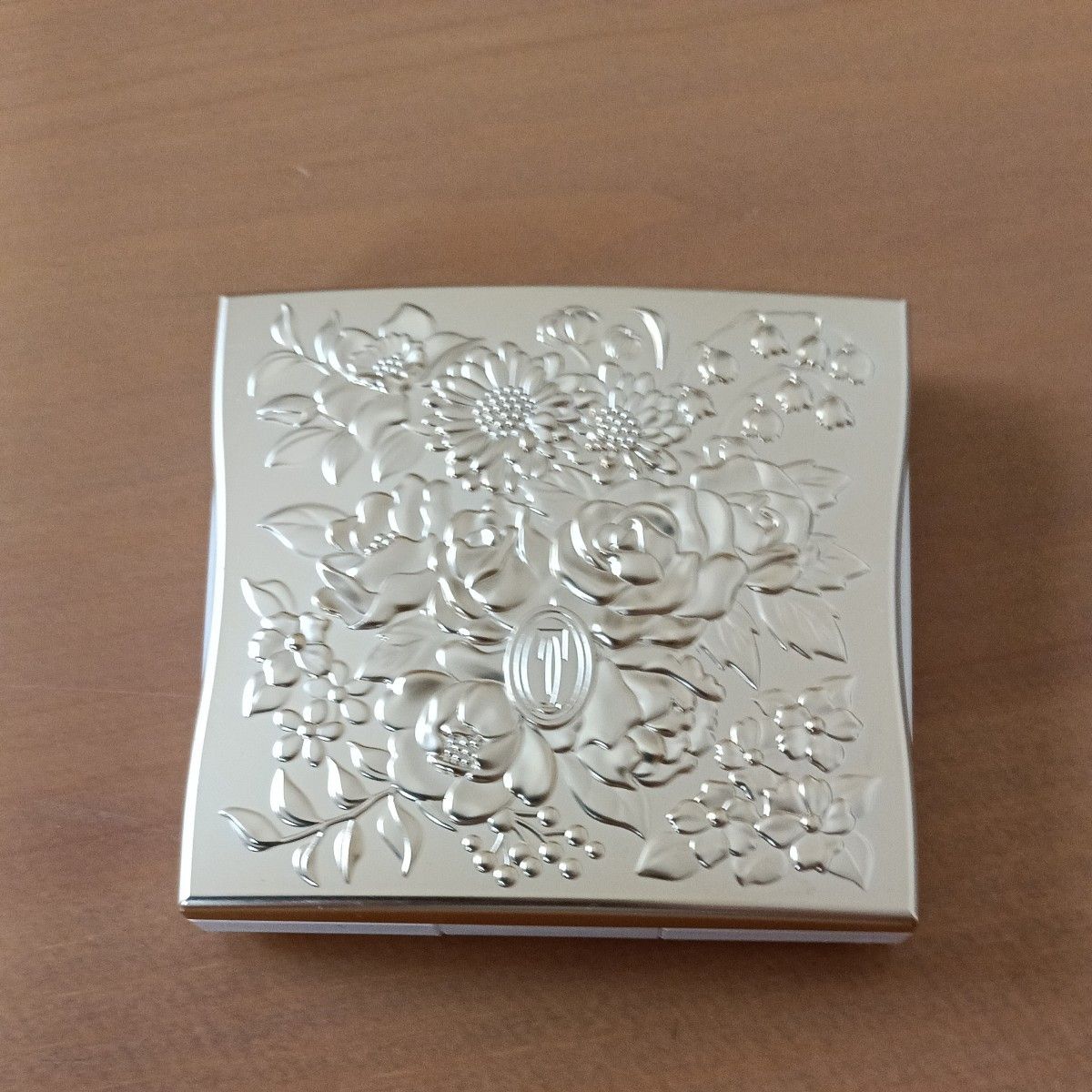 コスメデコルテ AQMW アイシャドウケース シルバー 花柄二手;物流保障;没有明显的损伤或污渍