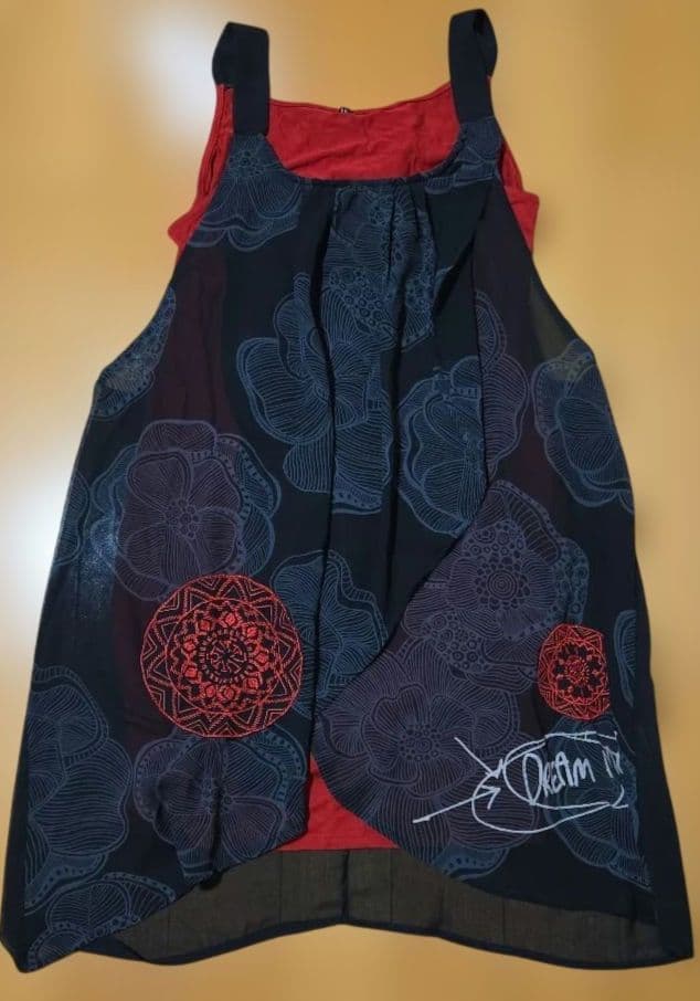 赤と黒の花柄ノースリーブワンピース