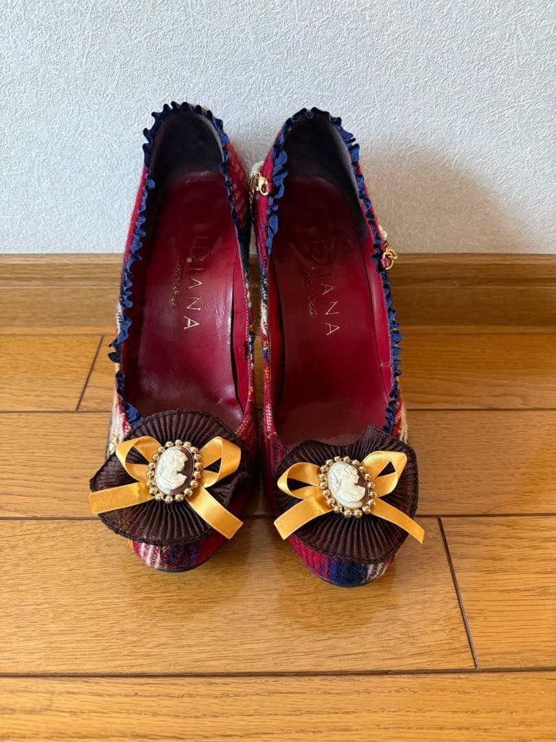 DIANA チェック柄カメオ付きハイヒール