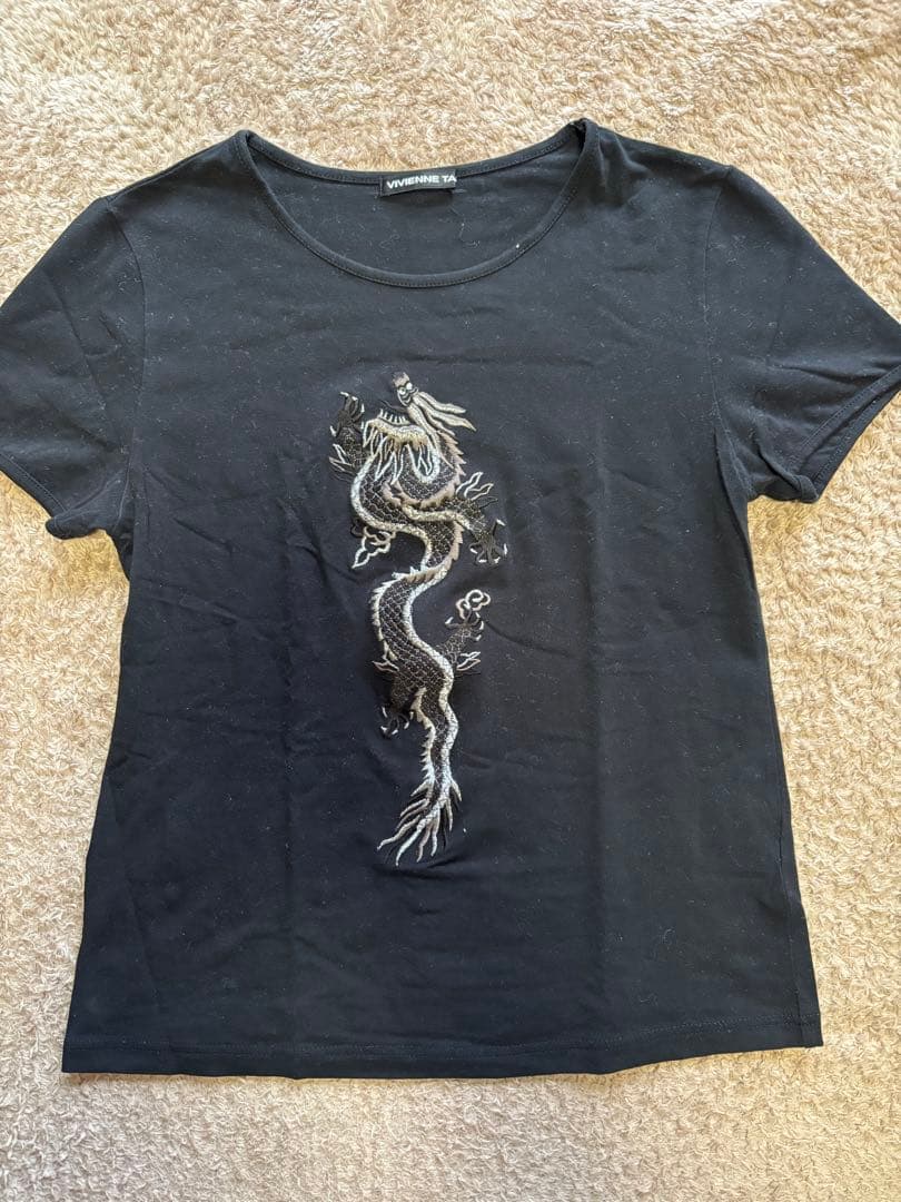 VIVIENNE TAM ドラゴン刺繍 Tシャツ ブラック