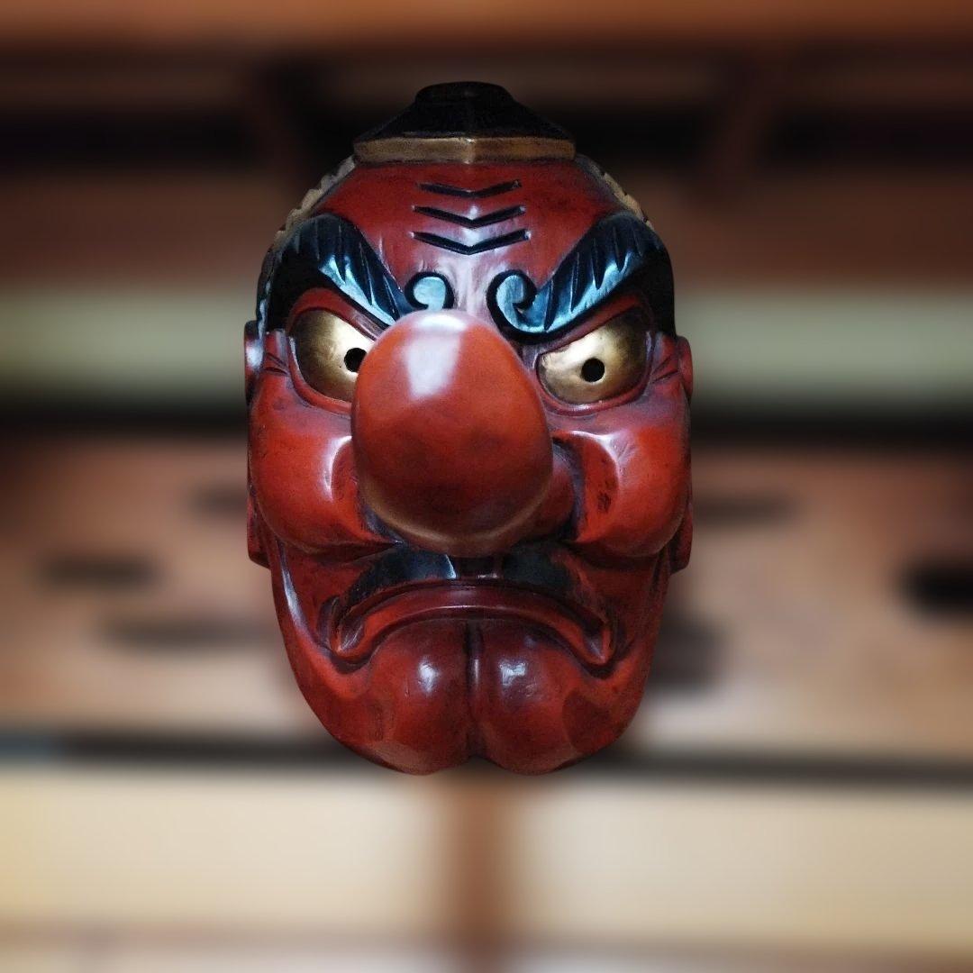 伝統的な赤い日本の木彫り面　壁掛け　工芸品　お面　工芸品　能面　天狗接近未使用