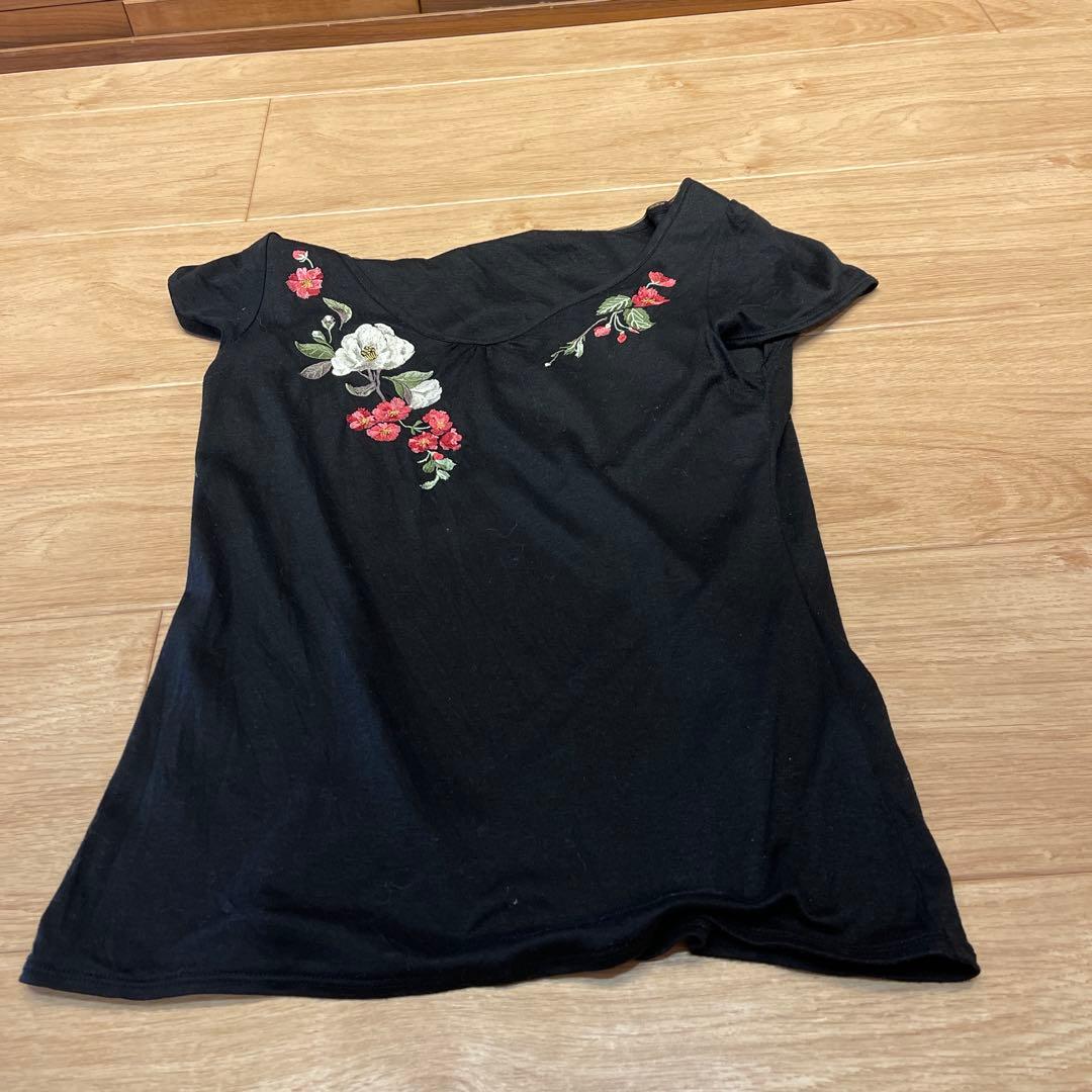 VIENNE TAM ブラック刺繍半袖Tシャツ