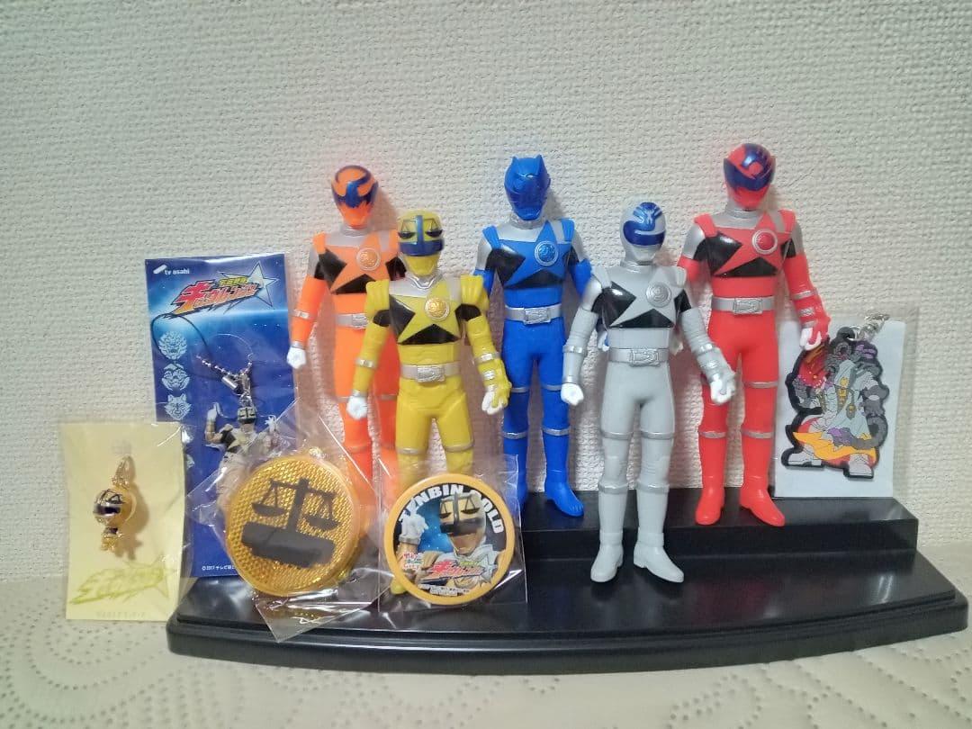 宇宙戦隊キュウレンジャー ソフビ　 バッジ　 チャームセットプレミアムバンダイ;没有明显的损伤或污渍